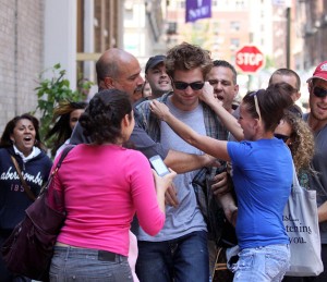 Robert Pattinson assalito dai fan