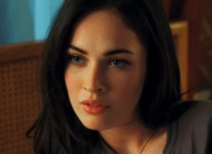 Megan Fox bacia Amanda Seyfried