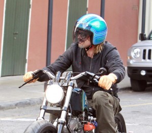 Brad Pitt si concede un giro in moto